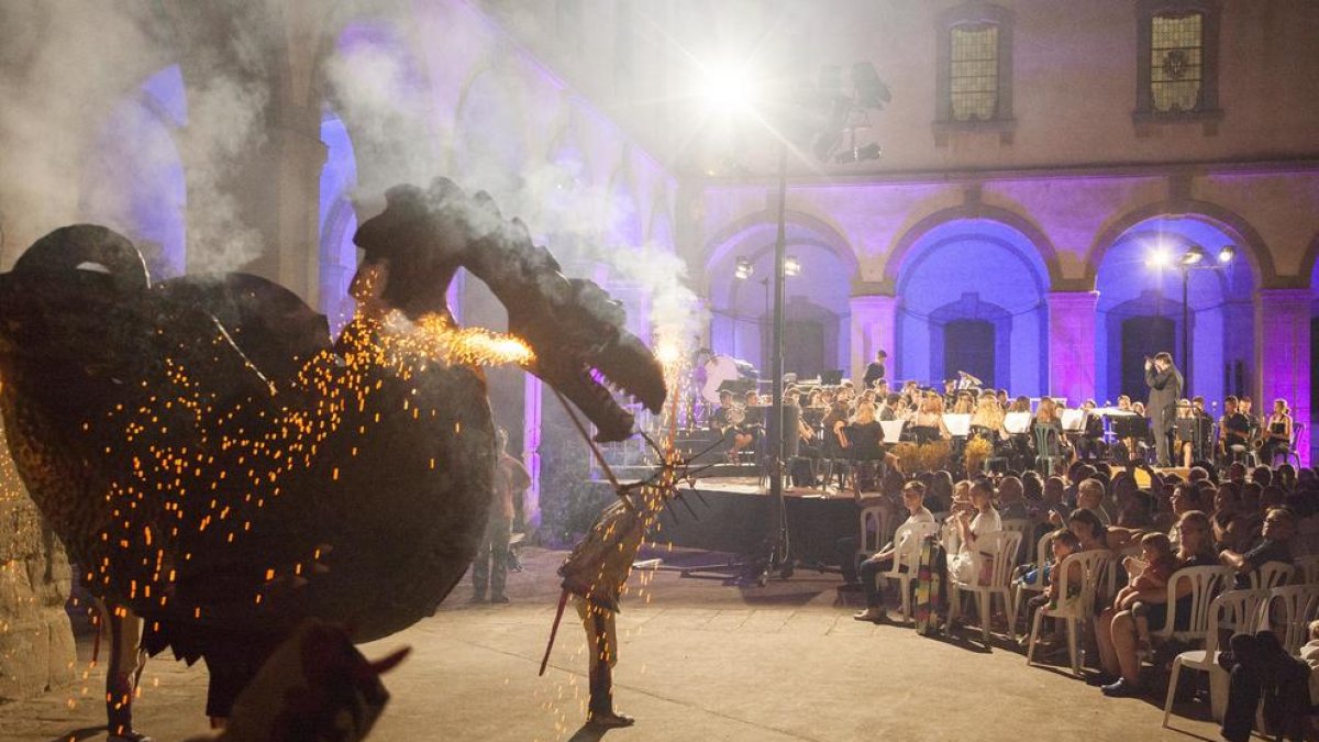 La banda del curso interpretando la noche del viernes el ‘Ball del drac’ junto a los Carranquers.