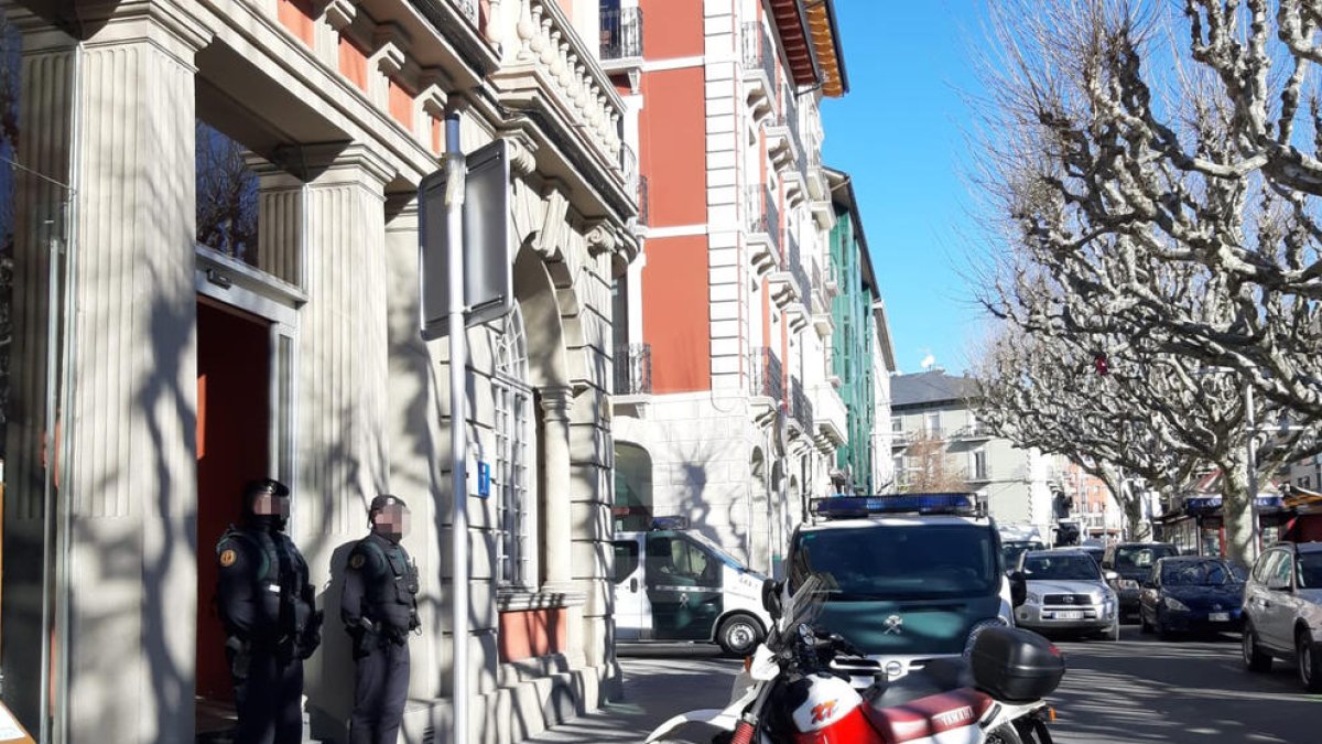 Agents de la Guàrdia Civil a l'entrada de l'edifici del Consell Comarcal de l'Alt Urgell aquest matí.