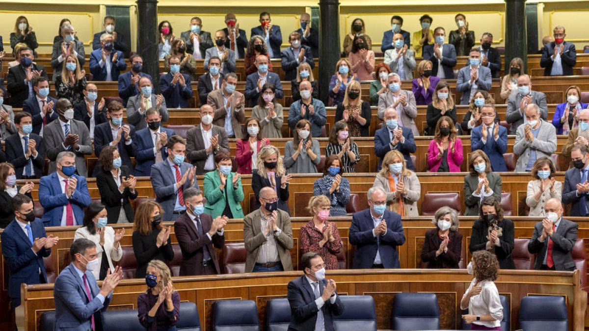 La ministra d’Hisenda, María Jesús Montero, aplaudida pels diputats del PSOE i Podem ahir.