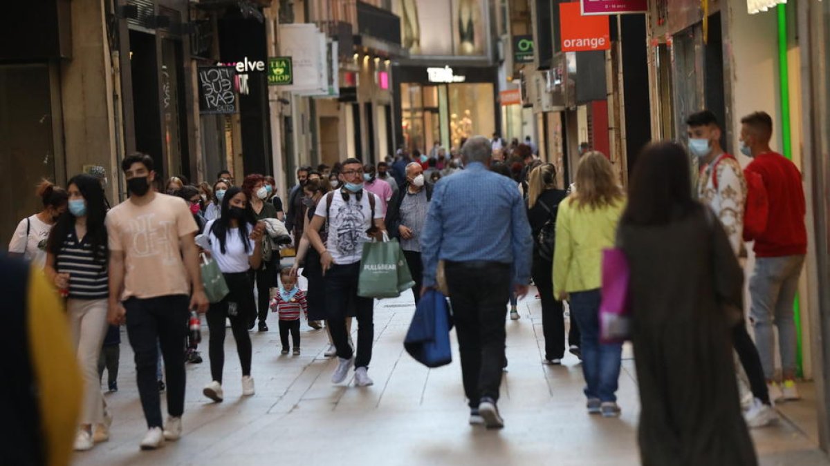 Imagen de ayer del Eix Comercial de Lleida lleno de compradores.