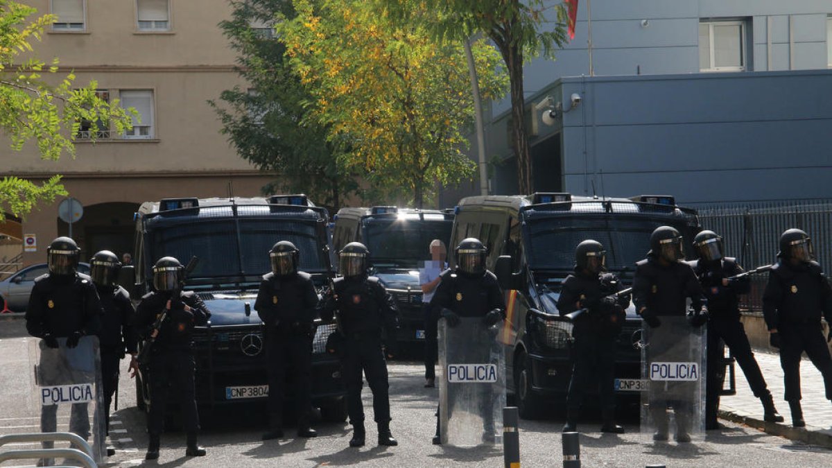 Imagen de archivo de los agentes desplegados en Lleida frente a la comisaría, en el antiguo gobierno militar.