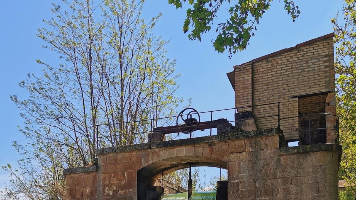 El Salt del Duran és una caiguda sobtada d'aigua al Canal d'Urgell.