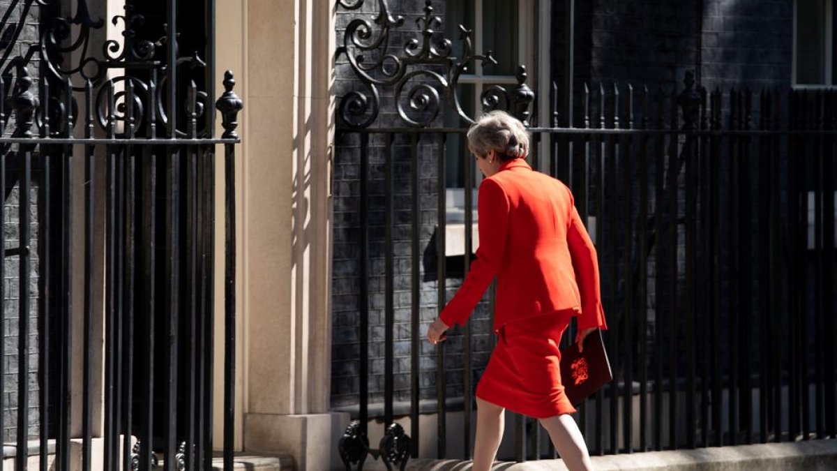 Una abatuda Theresa May entra al 10 de Downing Street després d’anunciar la dimissió.