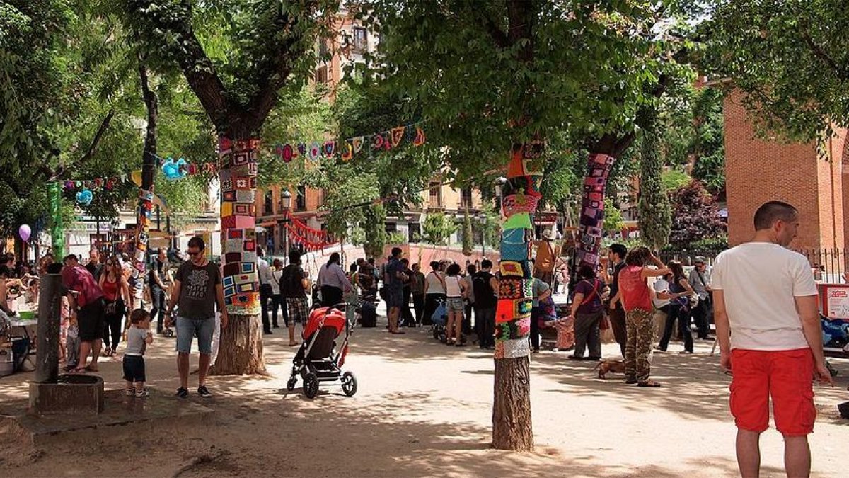 Vuit homes agredeixen amb una navalla a un jove al crit de
