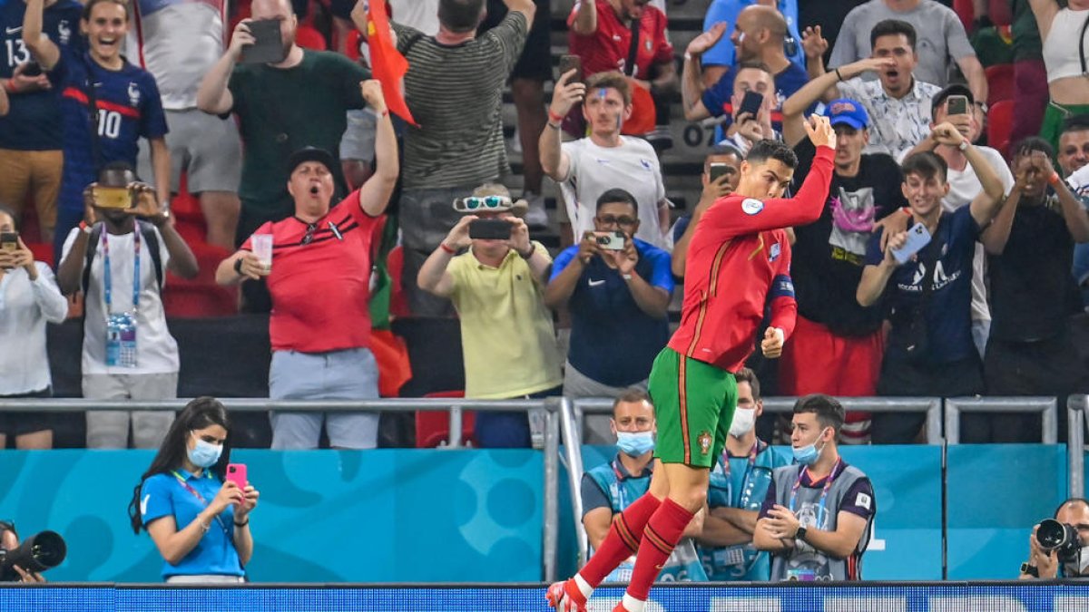 Cristiano Ronaldo celebra uno de los dos goles que marcó ayer.