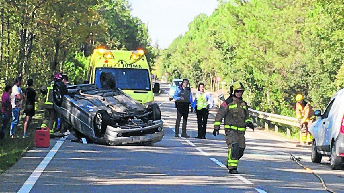 Aparatós accident a Navès amb dos cotxes implicats