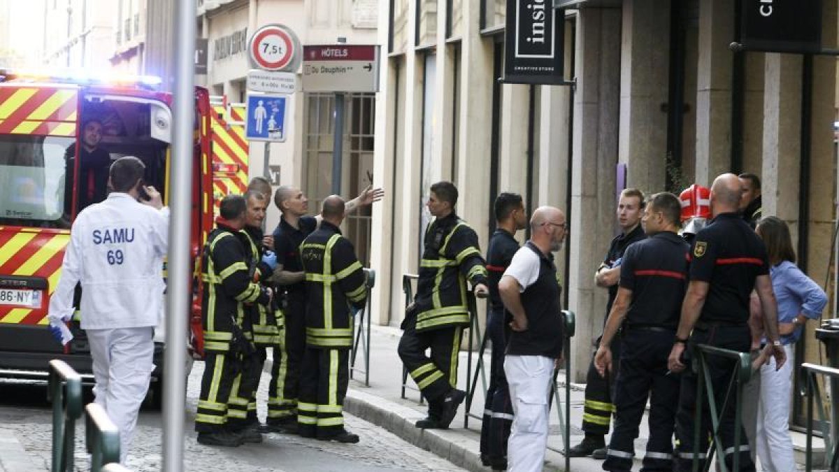 Efectius d’emergències al voltant del lloc de l’explosió d’un artefacte a Lió, ahir.