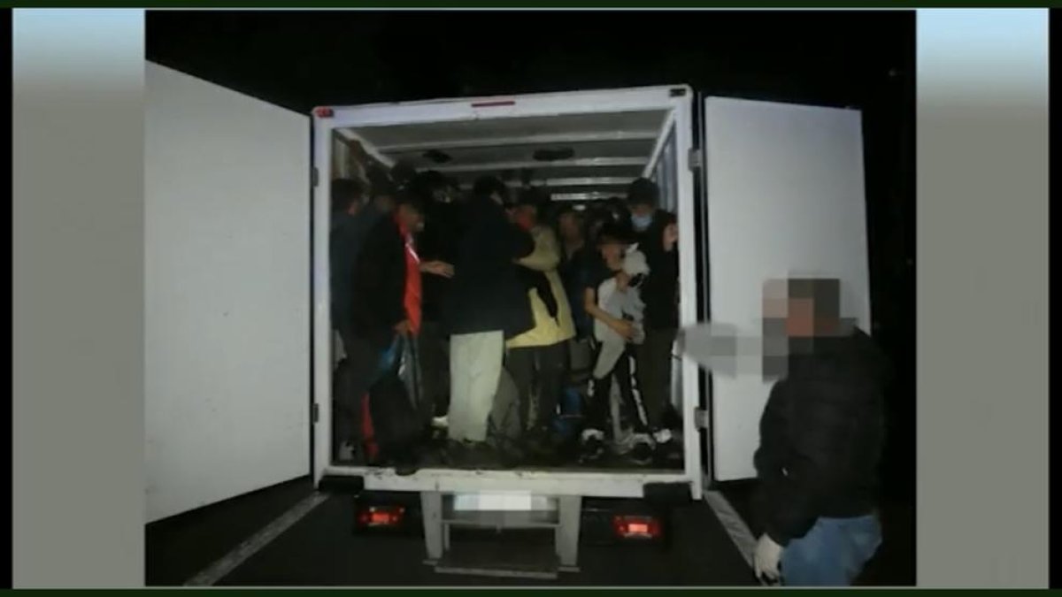 Aquest camió interceptat transportava 77 persones.