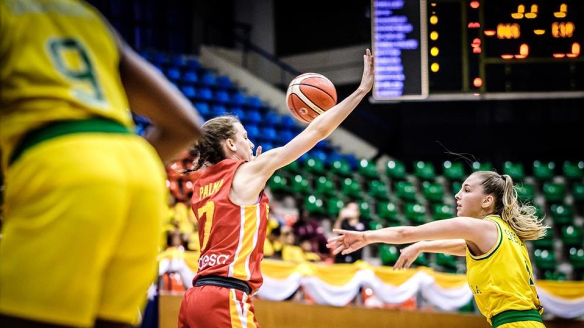 Anna Palma defiende a una rival durante el partido de ayer.