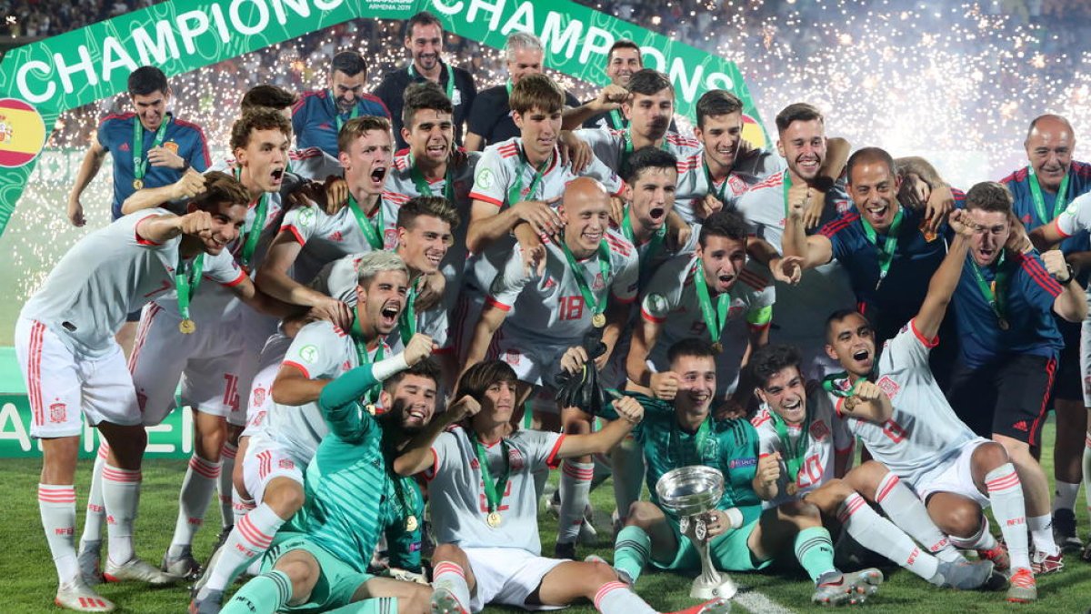 Los españoles festejan el título con el trofeo y las medallas.