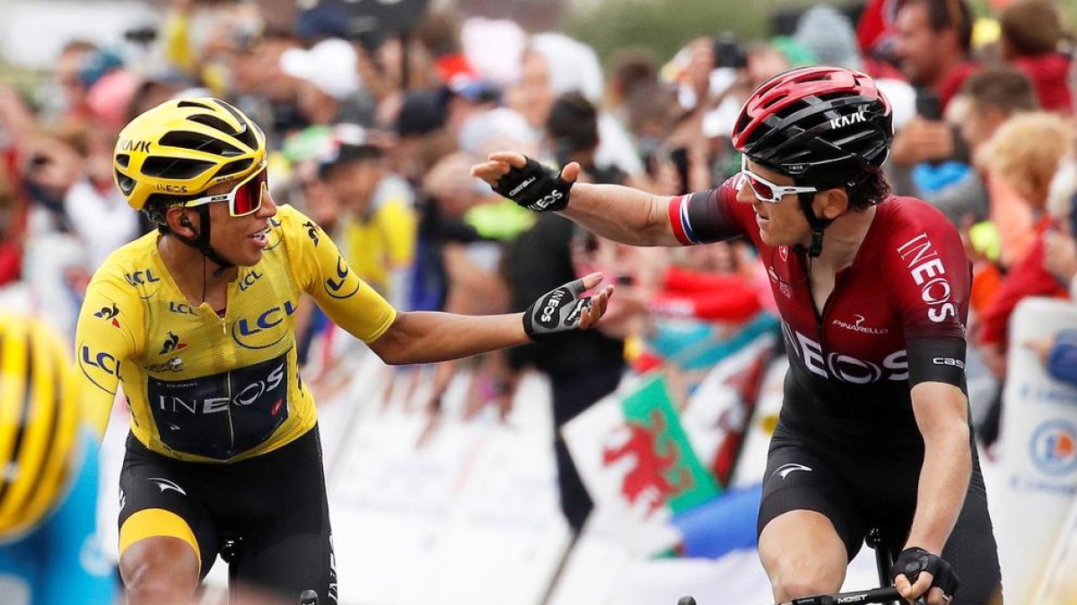 Egan Bernal, amb el mallot groc, és felicitat ahir pel seu company Geraint Thomas.