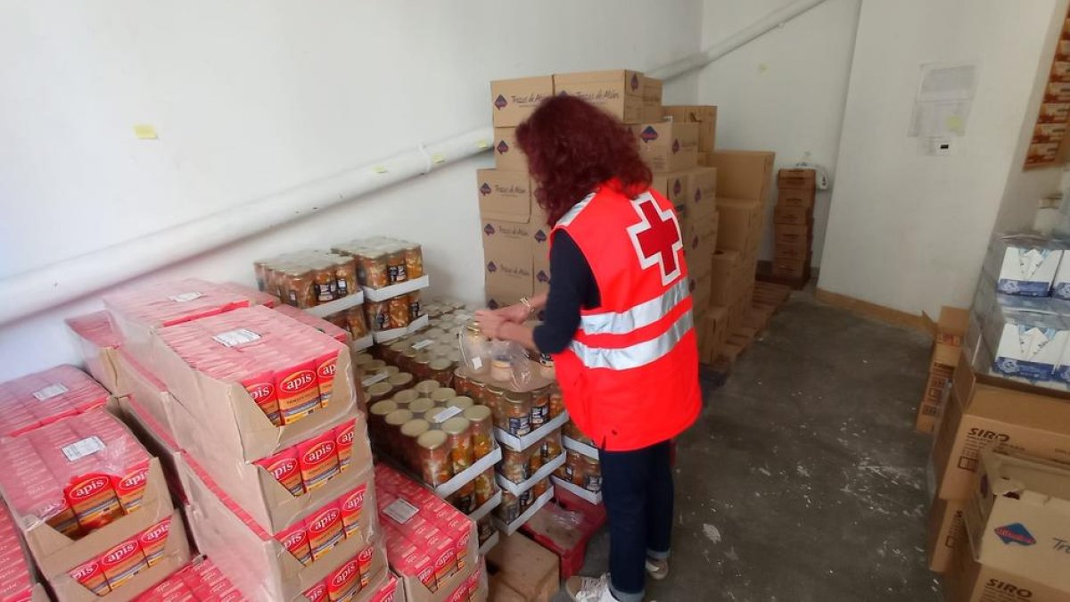 Una voluntaria de Creu Roja Lleida, preparando los lotes de comida.