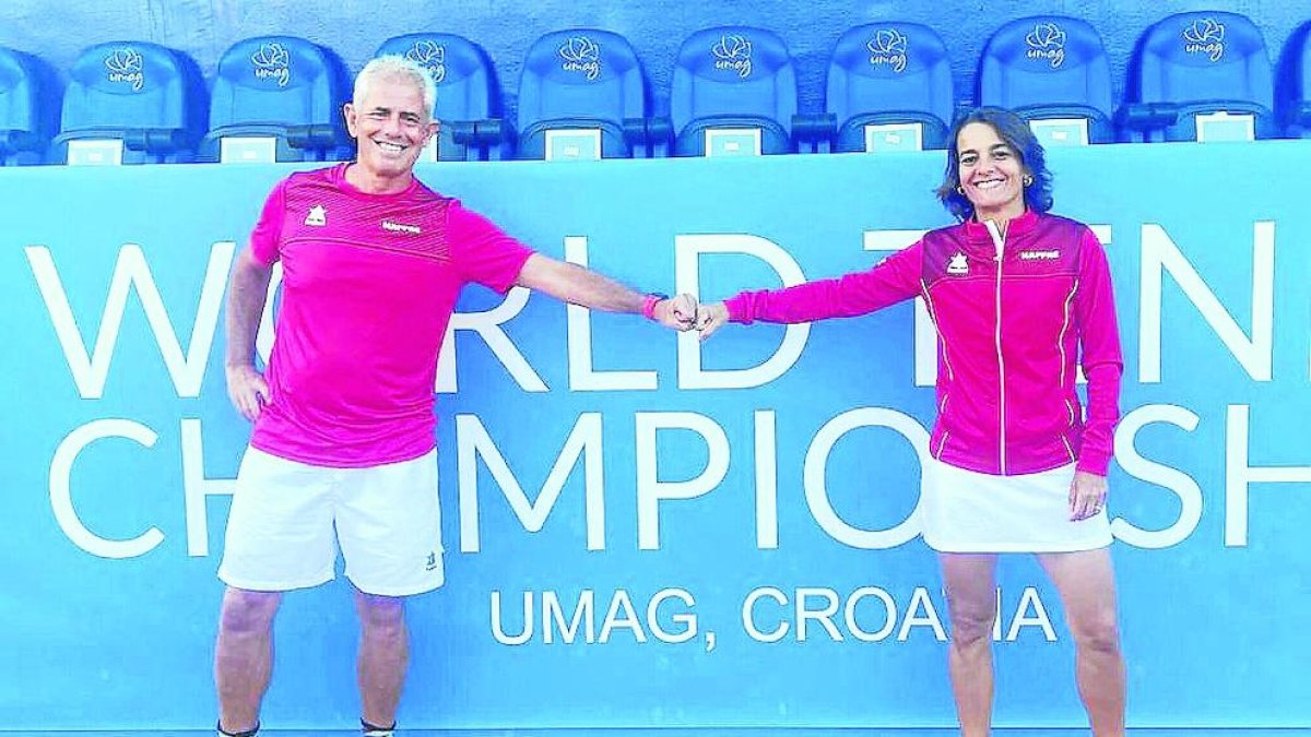 Els tenistes lleidatans Miquel Puigdevall i Neus Ávila, amb la selecció de veterans.