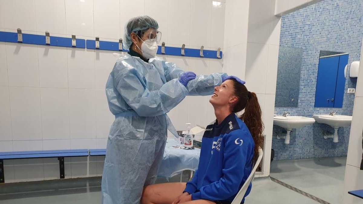 Una de las jugadoras de la Associació durante el test.