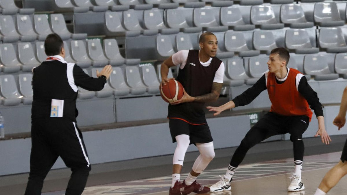 Gustavo Aranzana, dando instrucciones a Kendal Manuel durante el entrenamiento de ayer.