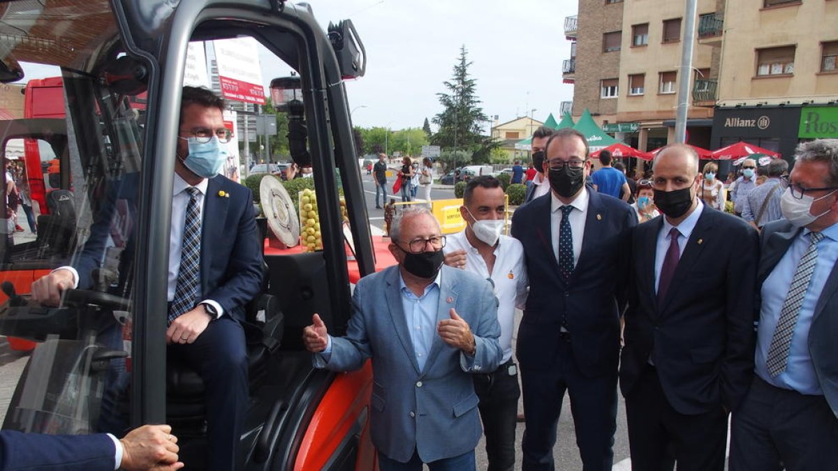 Aragonès va visitar el recinte firal de Mollerussa i va parlar amb alguns expositors.