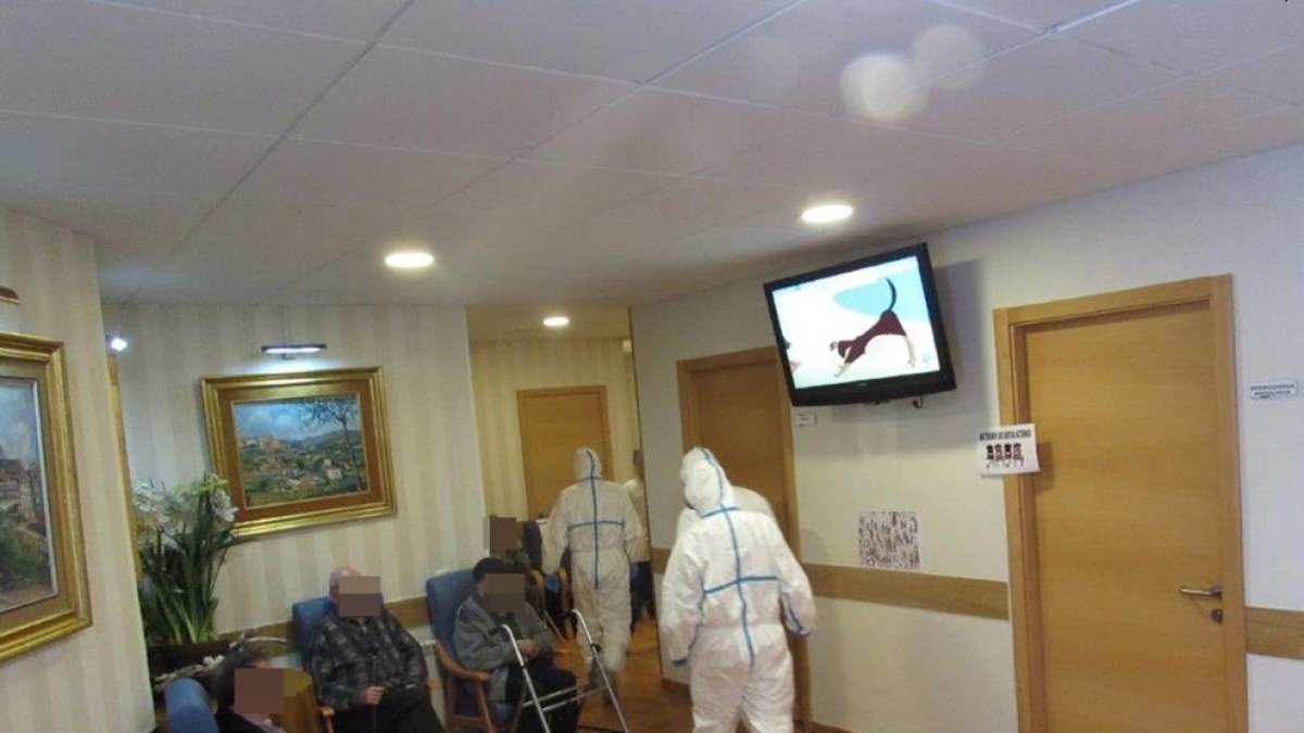 L’Exèrcit desinfectant la residència de la Pobla de Segur.