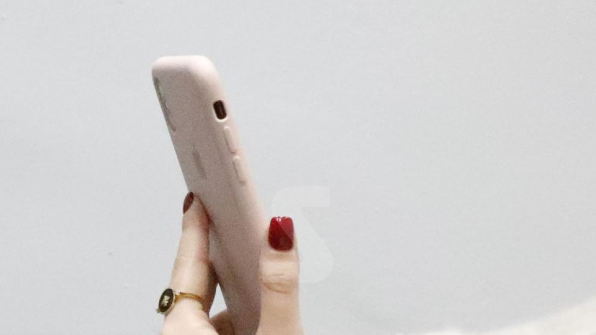 Una jove amb un telèfon mòbil.