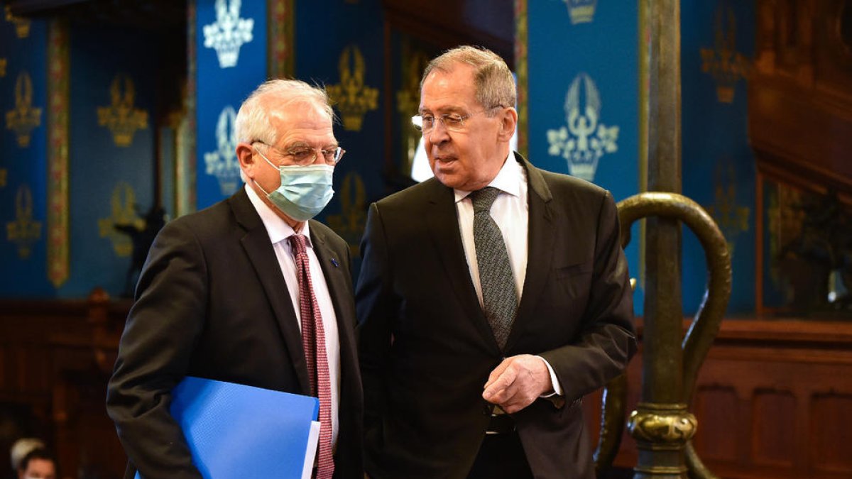 El Alto Representante de la UE, Josep Borrell, con el ministro de Exteriores ruso, Serguéi Lavrov.