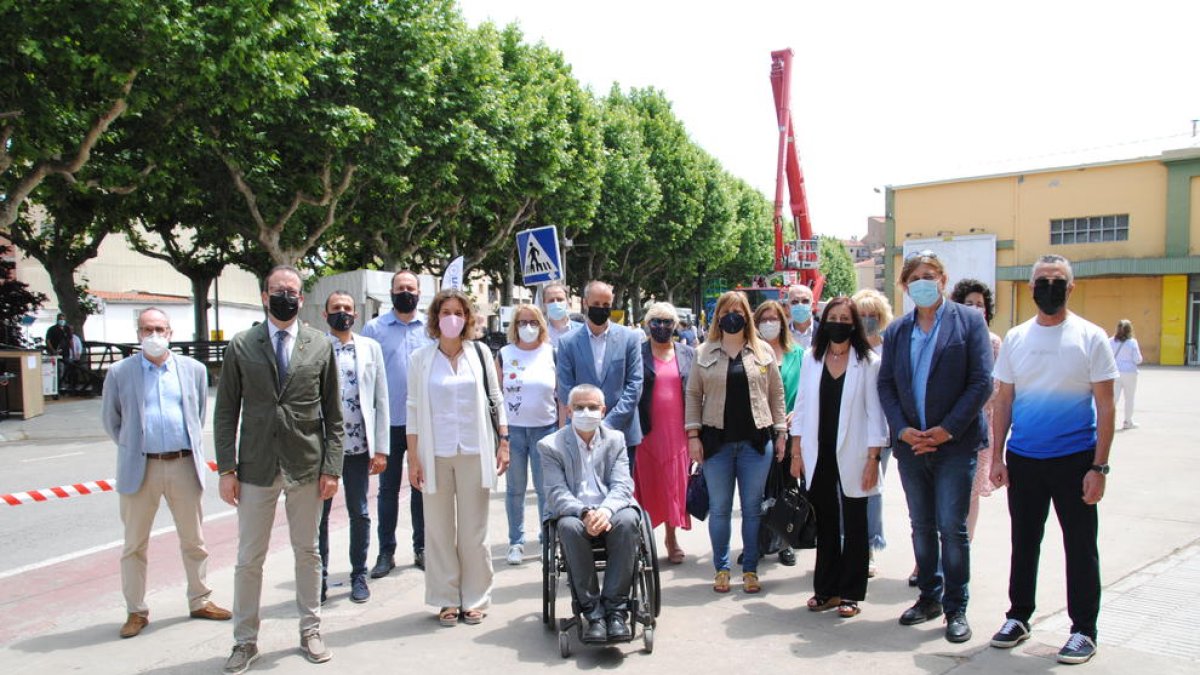 Àngels Chacón, junto con otros alcaldes y ediles del PDeCAT.