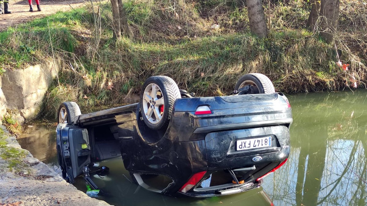Dos jóvenes de 19 y 21 años mueren al caer con su coche en una riera en Sils