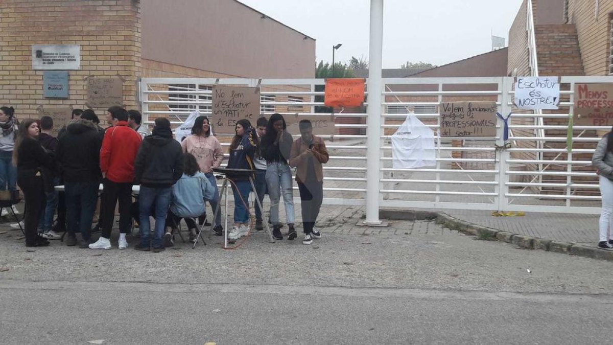 Alumnos concentrados en la puerta de la Escuela de Hostelería de Lleida esta mañana.