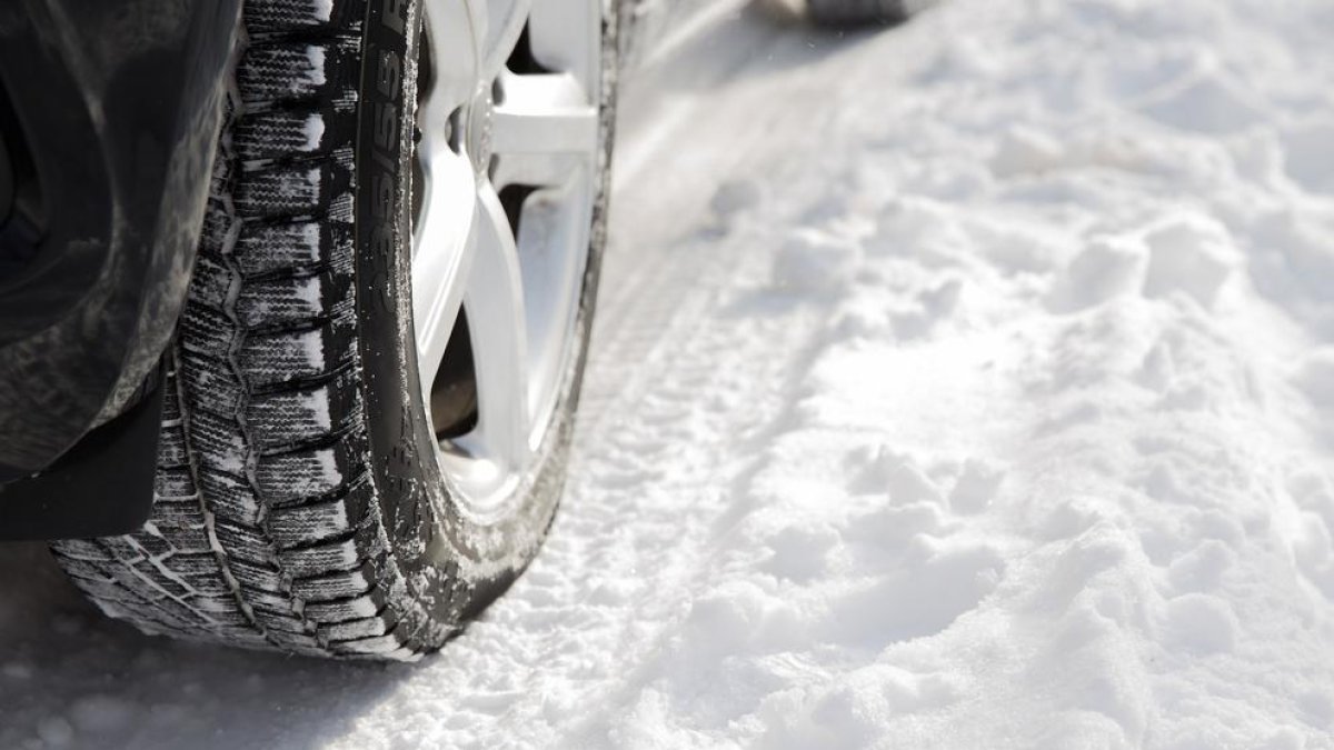 Cuatro carreteras cortadas y una decena con cadenas por la nevada en el Pirineo