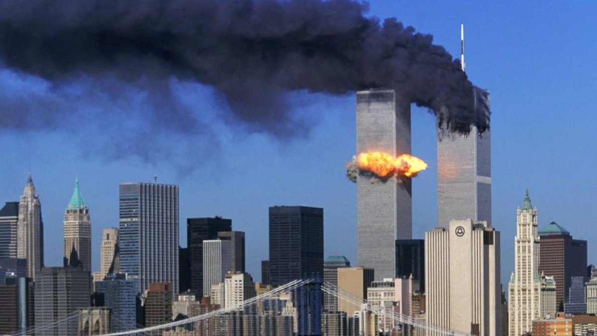 Las Torres Gemelas, todavía en pie, se derrumbaron con el atentado.