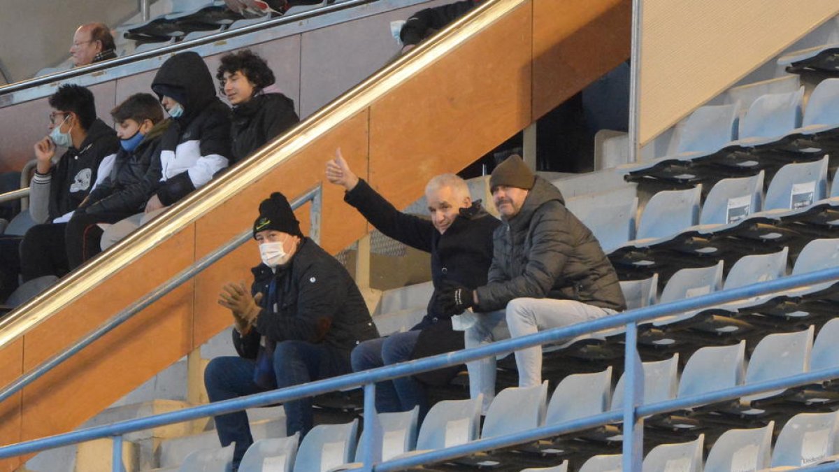 Luis Pereira saluda a la grada al Camp d'Esports en un partit aquesta temporada.