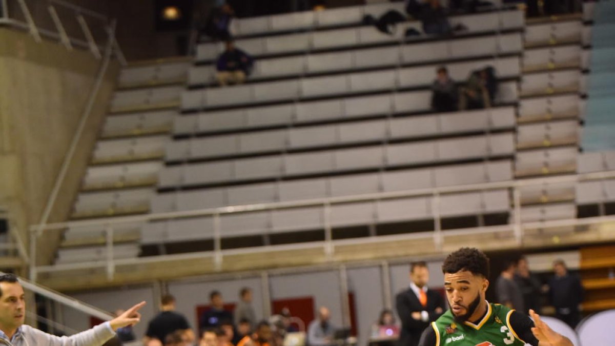 Santa Ana perdió ayer la batalla con Ray Carter.