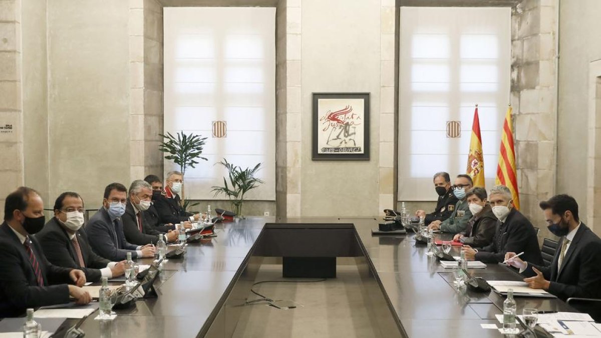 El president de la Generalitat, Pere Aragonés, el conseller d'Interior, Joan Ignasi Elena, i el ministre d'Interior, Fernando Grande Marlaska, entre altres, durant la reunió.