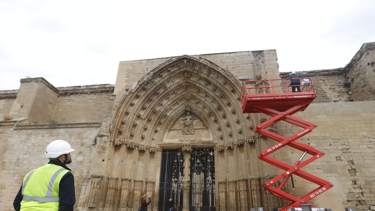 Diversos técnicos, con ayuda de una plataforma elevadora, escanearon ayer la Porta dels Apòstols antes de ‘ocultarla’ con los andamios.