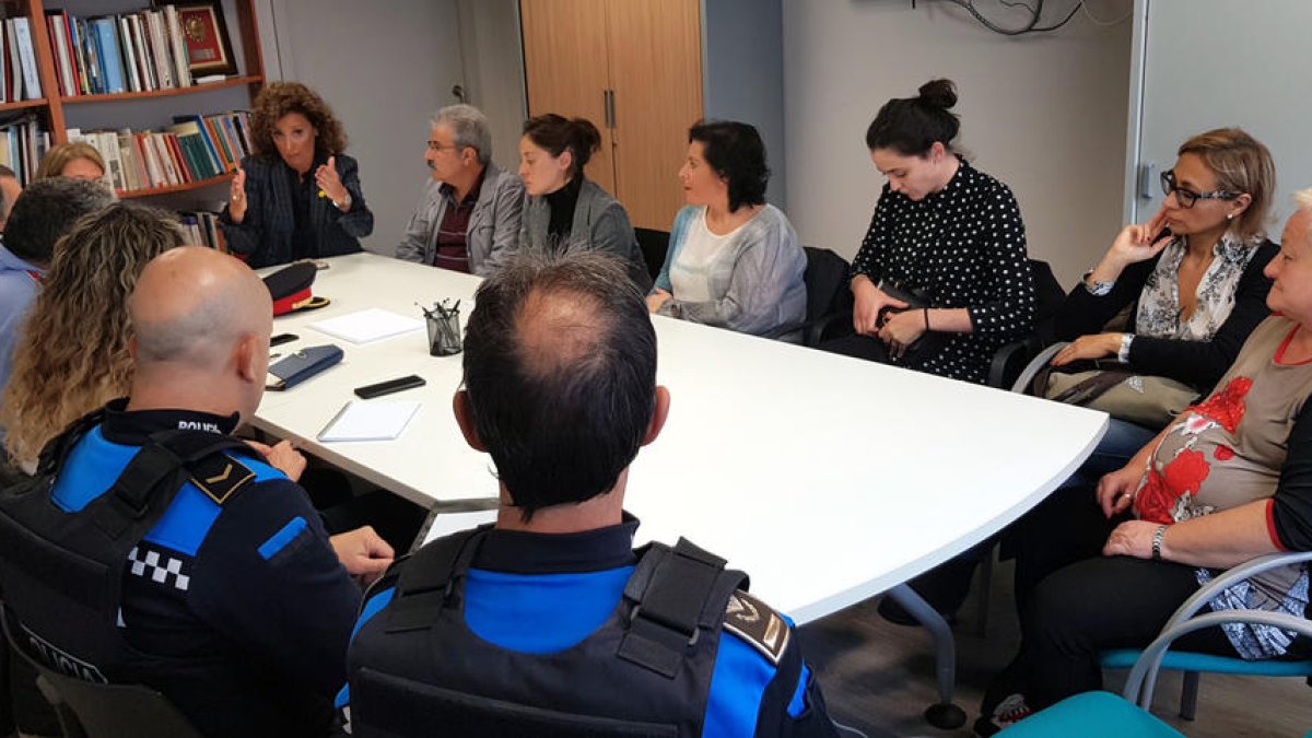 Reunión de los comerciantes con la Paeria, Urbana y Mossos.