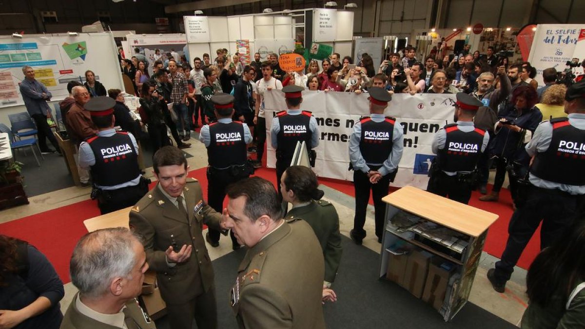 Protesta por la presencia del Ejército en la feria de la FP del año pasado.