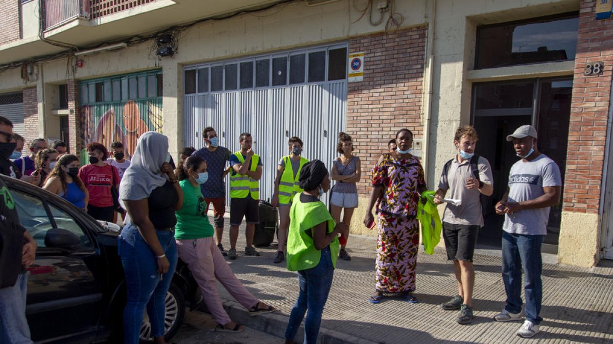 La PAH frena un desahucio de inquilinos por impago del