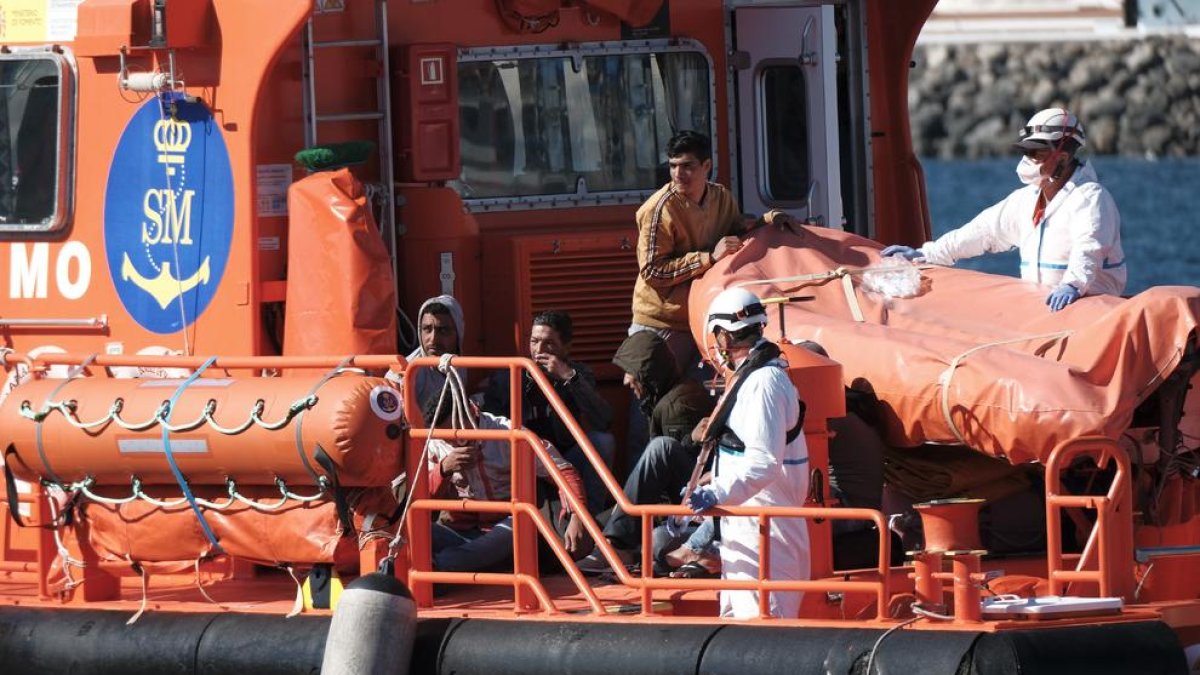 Los inmigrantes a su llegada al muelle de Arguineguín, en el sur de la isla de Gran Canaria.