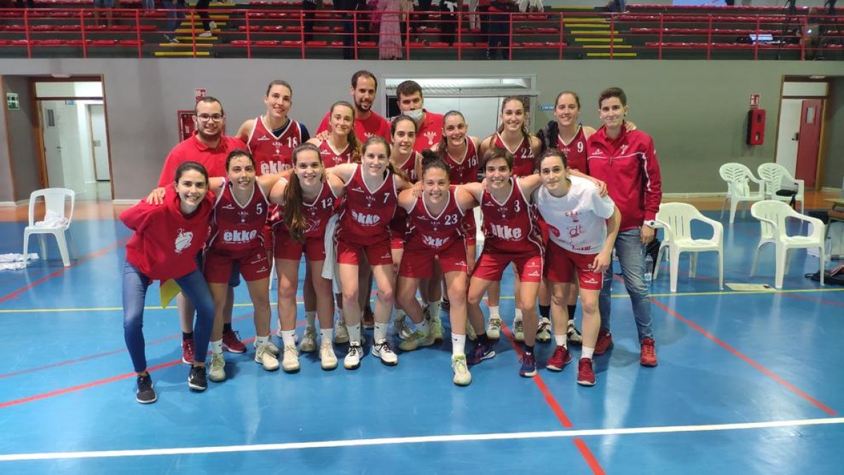 Las jugadoras y el cuerpo técnico del CB Lleida después de conseguir la victoria ante L’Hospitalet.