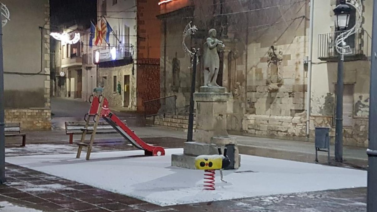 Las calles de Almatret ya quedaron cubiertas de nieve ayer por la noche.