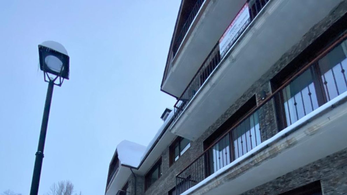 L’accés al garatge subterrani de l’habitatge va quedar restringit pels Mossos d’Esquadra.