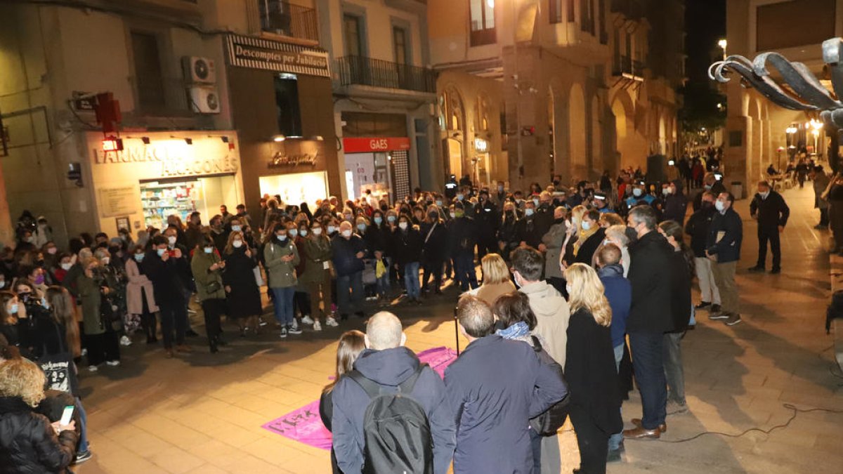 Un centenar de personas, anoche en el acto convocado por la Paeria contra la violencia machista.