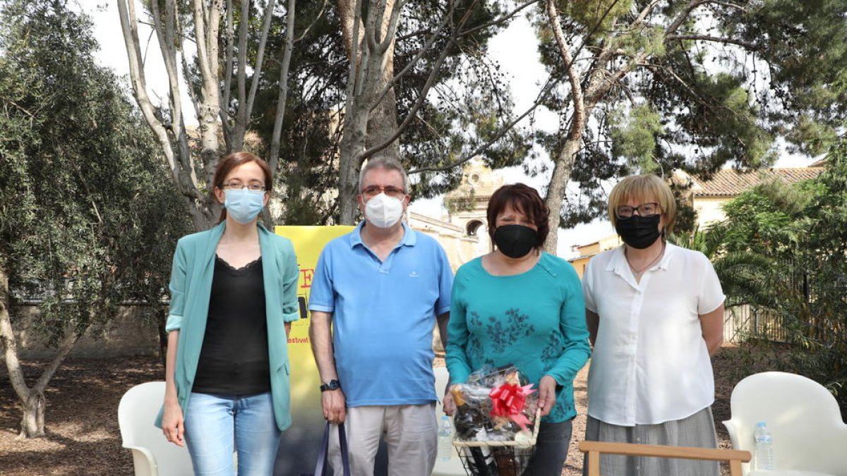 Montse Torres, guanyadora en relat breu, i Joan Ollé, accèssit, amb Eulàlia Pagès i Montse Sanjuan.