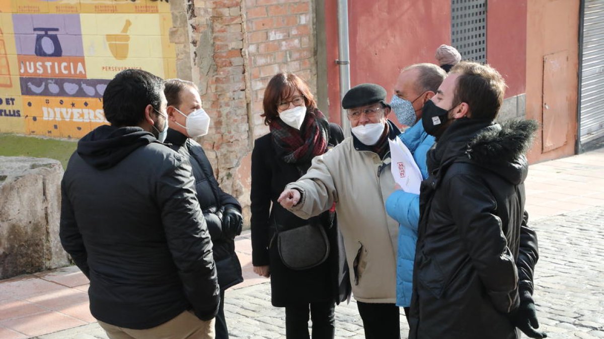 Millas, Pueyo y el resto del equipo de gobierno ayer en la visita.