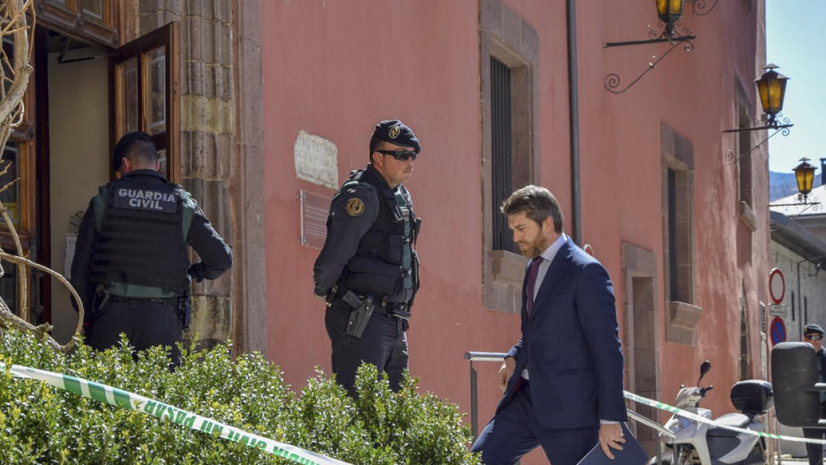 La Guardia Civil frente el consell del Alt Urgell.