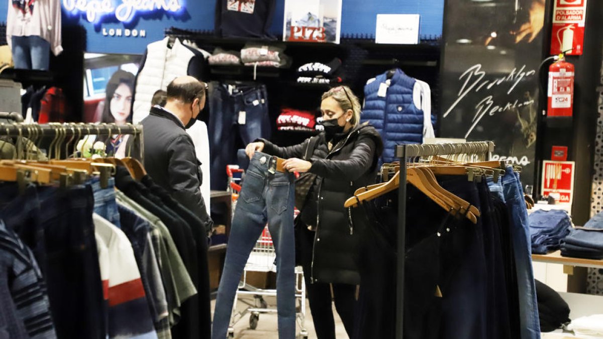 Compradores ayer por la tarde en Unipreus de Lleida ciudad.