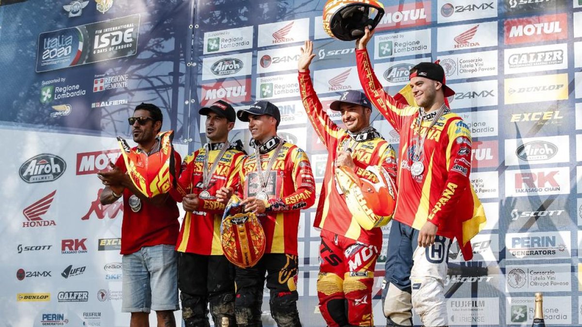 Jaume Betriu, segon per l’esquerra, al podi dels Six Days of Enduro amb els seus companys.