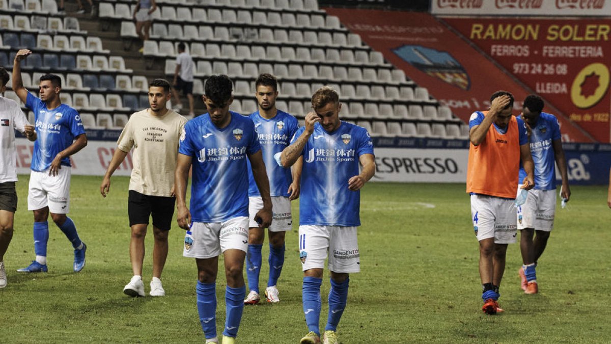 Els jugadors del Lleida després de l’empat de diumenge.