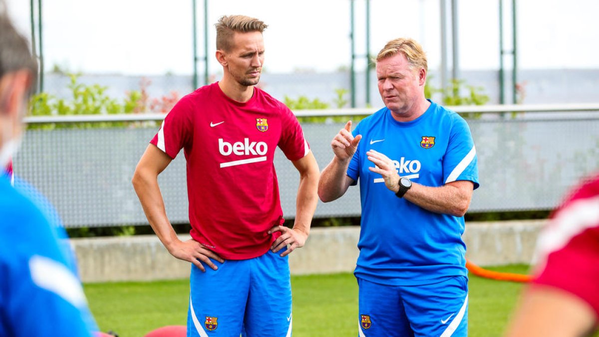 Luuk De Jong habla con Koeman tras sumarse ayer por primera vez a los entrenamientos del equipo.