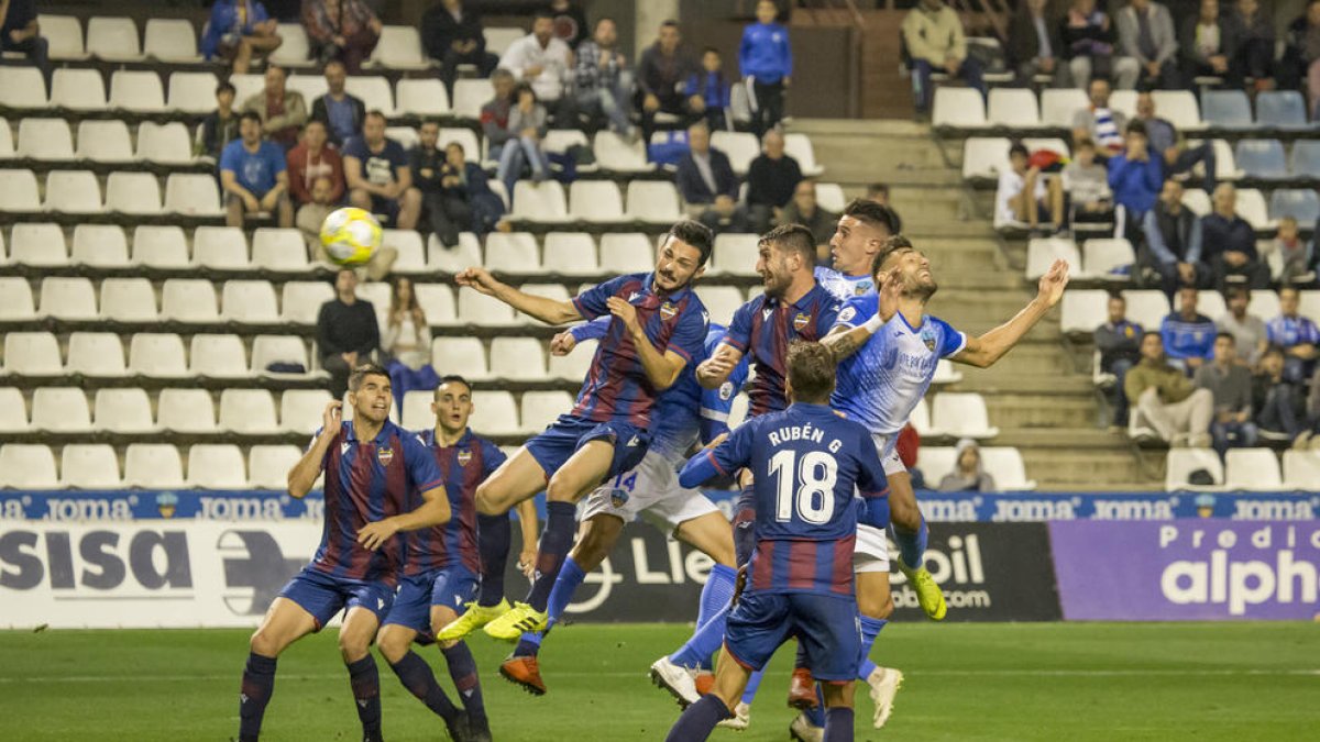 Una acción del partido del domingo entre el Lleida y el Atlético Levante.
