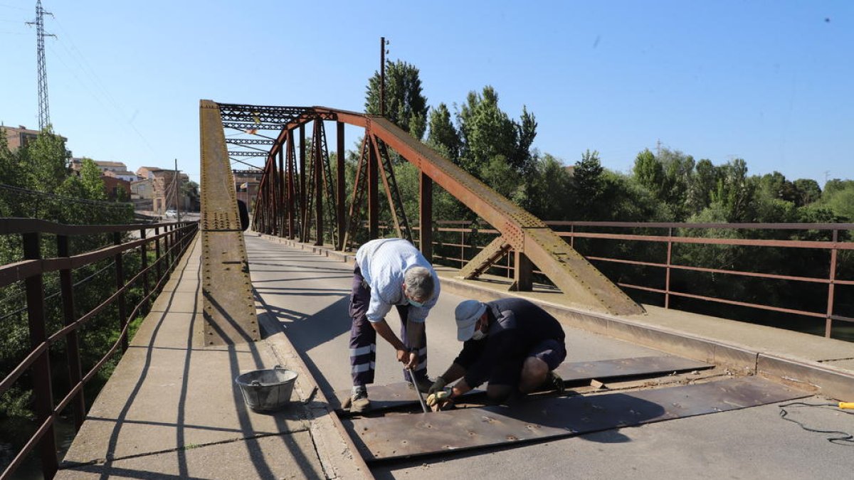 Los trabajos que se llevaron a cabo ayer en el puente de la Sucrera.