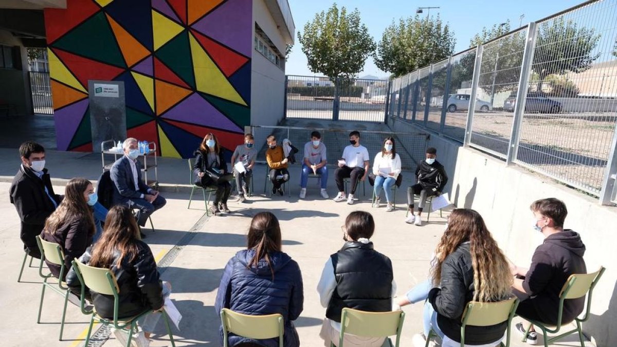 El conseller, en la reunión con los delegados de ESO y Bachillerato del instituto de Bellcaire d’Urgell.
